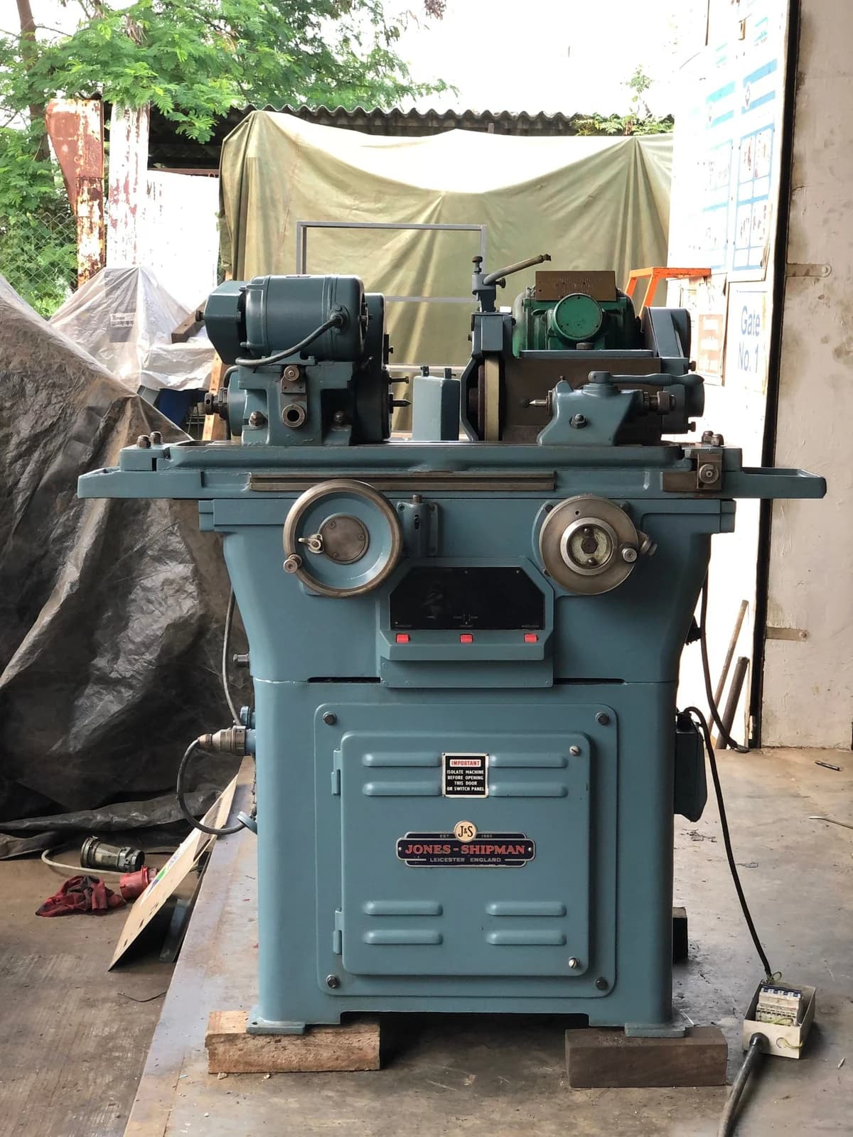 Used JONES SHIPMAN 1212 MANUAL CYLINDRICAL GRINDER — Cylindrical Grinders